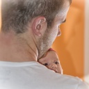 Nosíte své miminko často v náručí? Nejenže ho vychováte správně, ale také správně poroste!